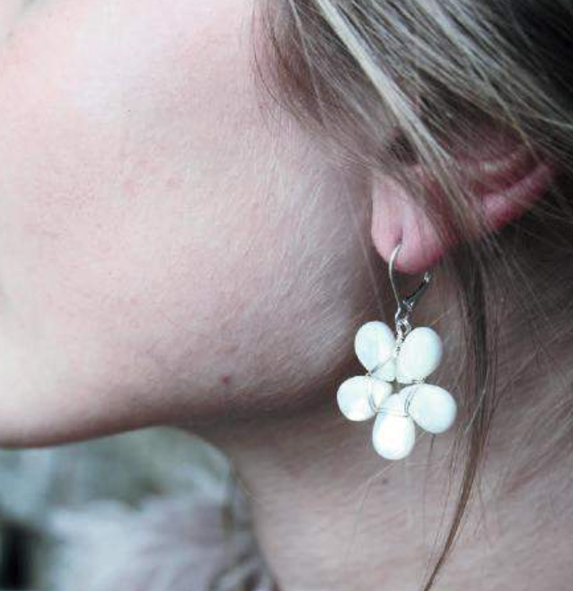 Flower earrings of mother of pearl