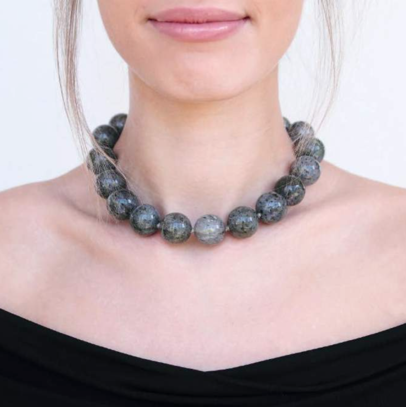 Ras du cou necklace of greygreen agate